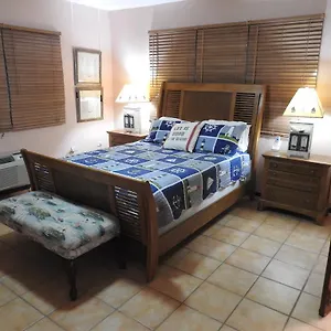 Court 744 Apartment Isabela